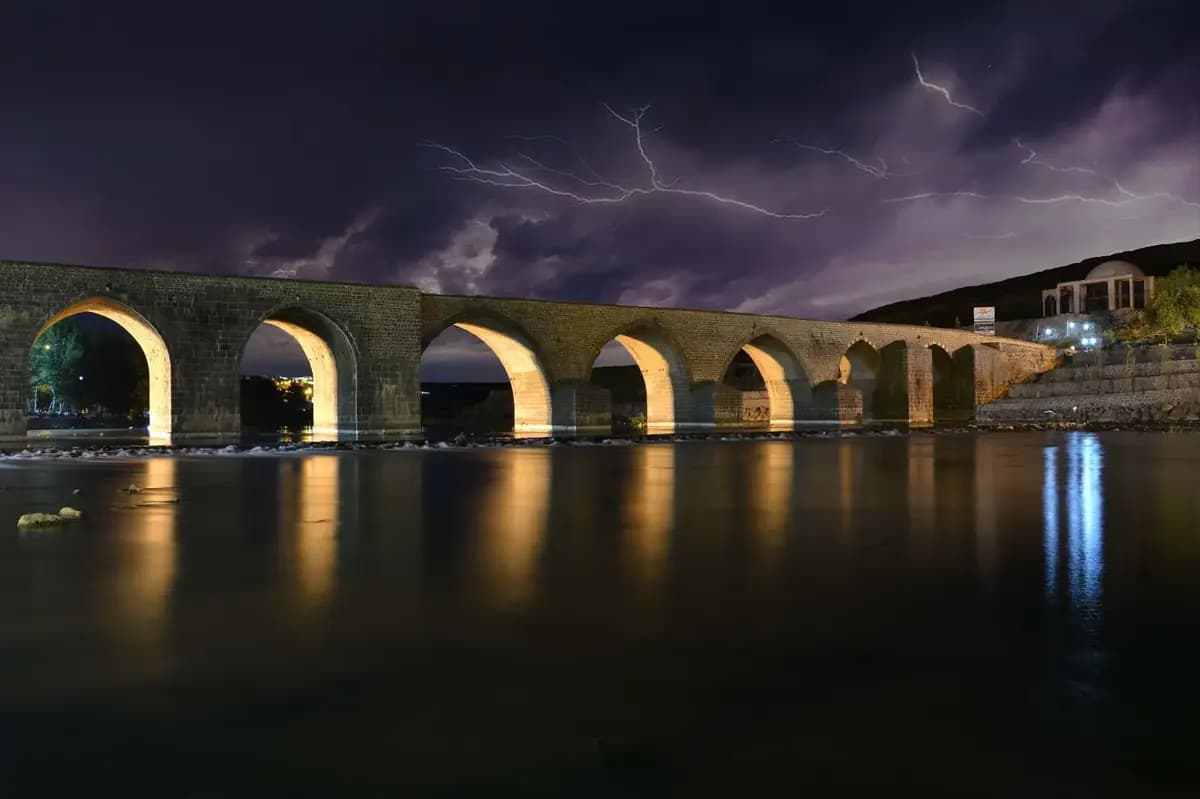 On Gözlü Köprü (Dicle Köprüsü) - Batman Turistik Gezi Noktası Fotoğraf 1 | Batman360